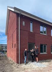Nieuwe bewoners ontvangen sleutels van nieuwbouwwoningen aan de Westerhofseweg